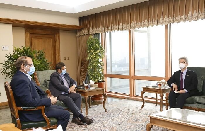 South Korean Ambassador to Iran Ryu Jeong-hyun (R) meets with Gov. Abdolnaser Hemmati of the Central Bank of Iran in the Korean Embassy in Tehran, in this photo captured from Iran's government website on Feb. 23, 2021. (PHOTO NOT FOR SALE) (Yonhap) 
