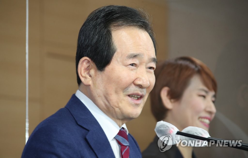 Prime Minister Chung Sye-kyun speaks during his inaugural weekly "open briefing" press conference at the government complex in Seoul on Feb. 25, 2021. (Yonhap)
