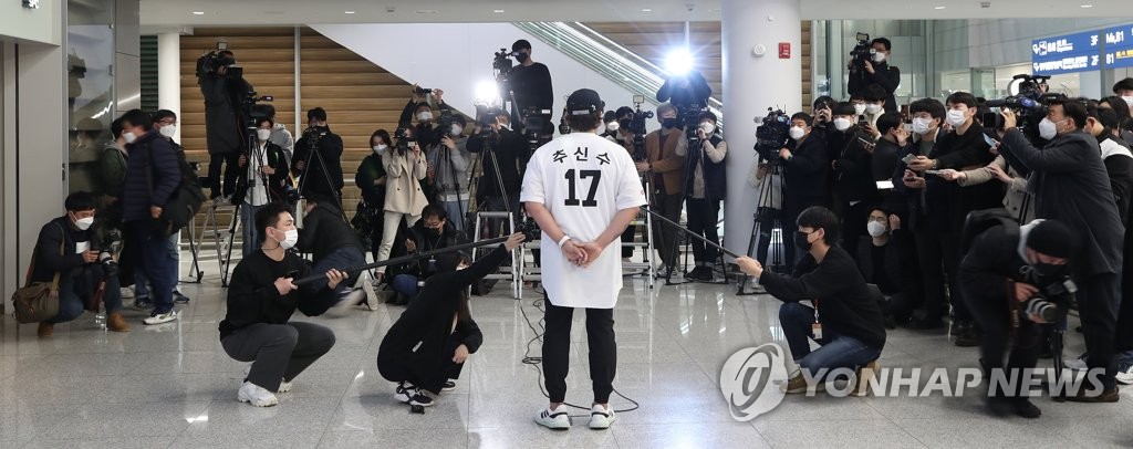 Choo Shin-soo of the Korea Baseball Organization club owned by Shinsegae speaks to reporters after arriving at Incheon International Airport in Incheon, just west of Seoul, on Feb. 25, 2021. (Yonhap)
