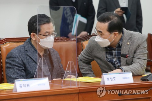 논의하는 예결위원장과 여당 간사