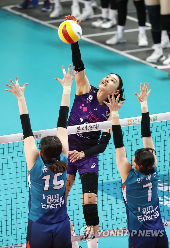 공격하는 김연경