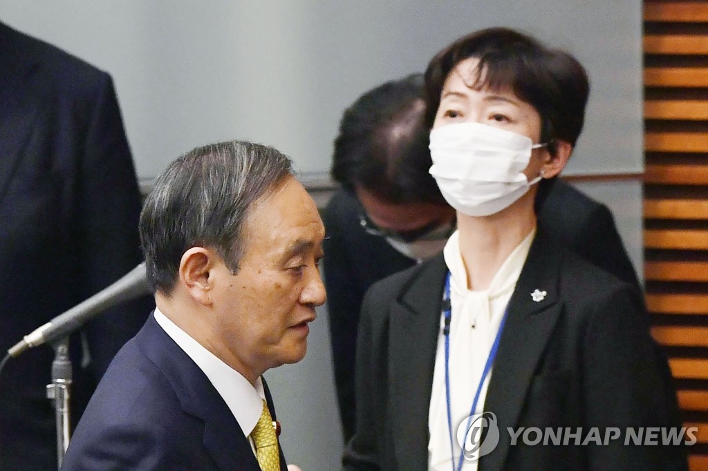 스가 장남 접대 문제로 사임한 일본 내각공보관