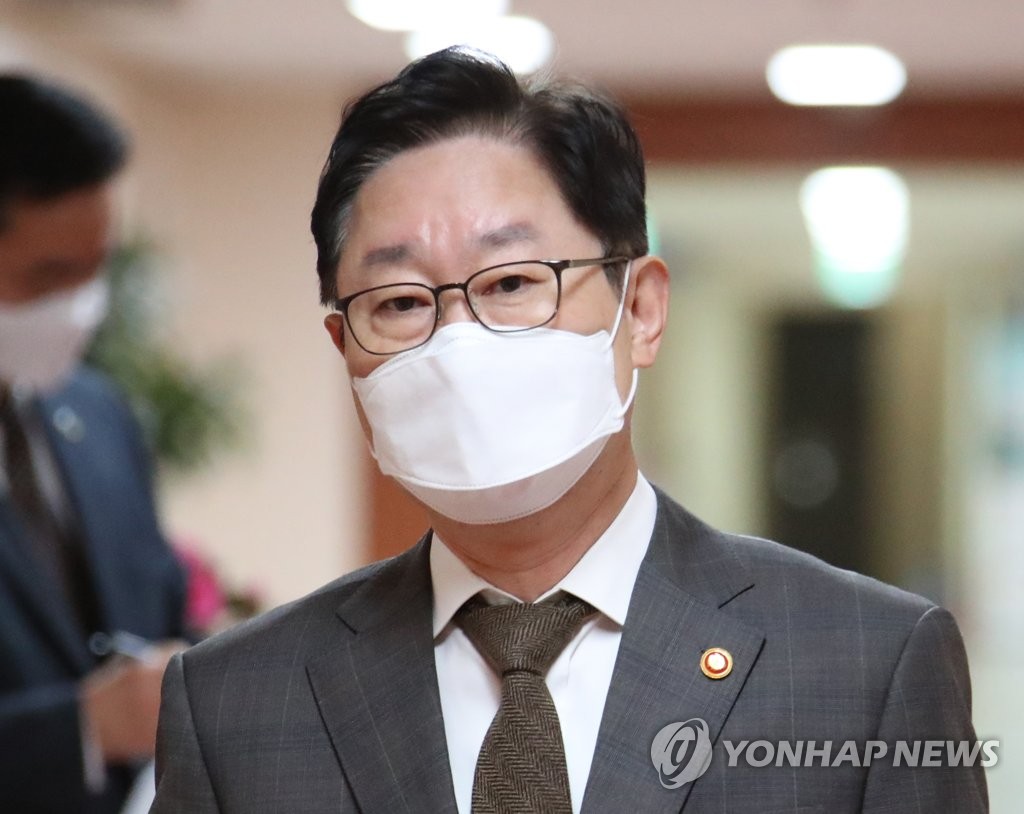 박범계 법무부 장관, 국무회의 참석