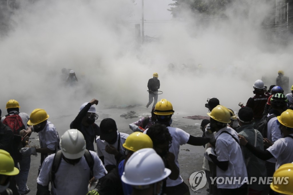 최루가스 피해 물러나는 쿠데타 규탄 미얀마 시위대