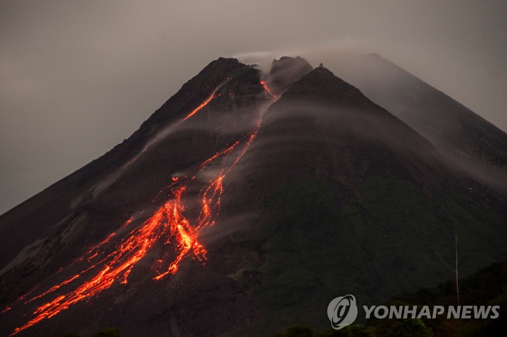 시뻘건 용암 분출하는 인도네시아 므라피 화산