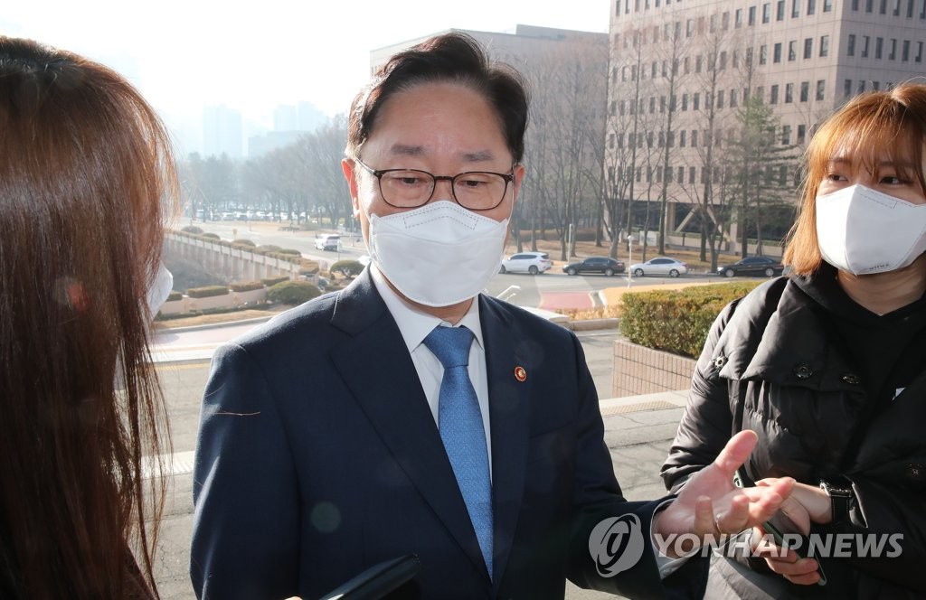 취재진 질문에 답하는 박범계 법무부 장관