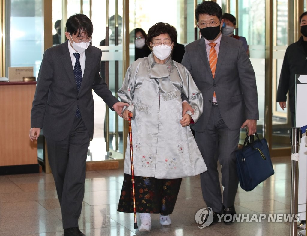 FM meets 'comfort woman' FM meets 'comfort woman'