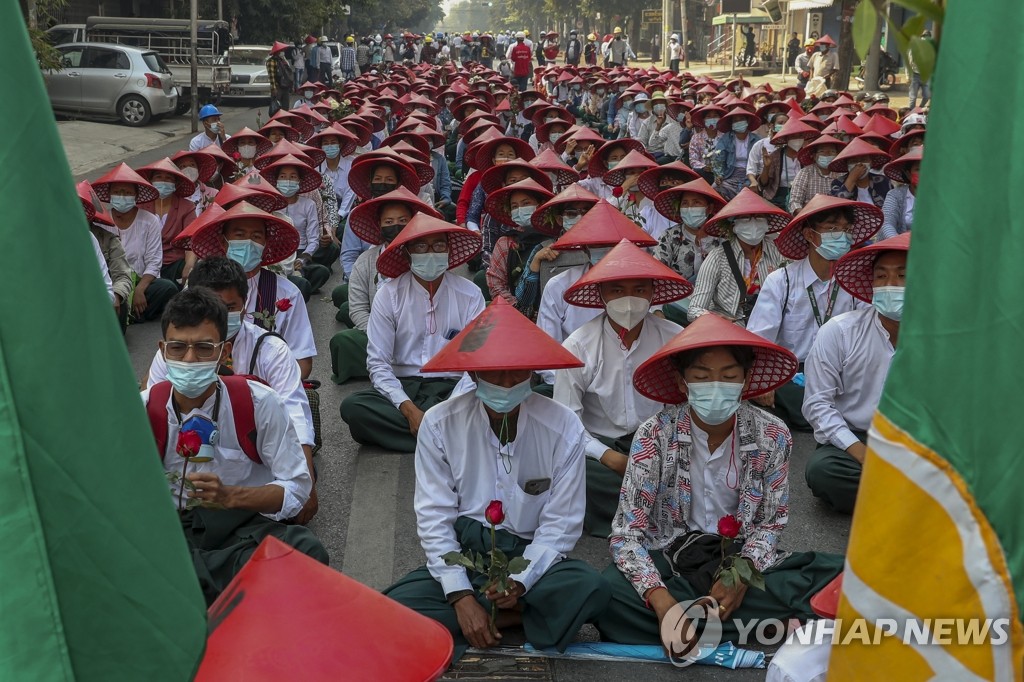 빨간 전통 모자 쓰고 쿠데타 규탄 나선 미얀마 교사들