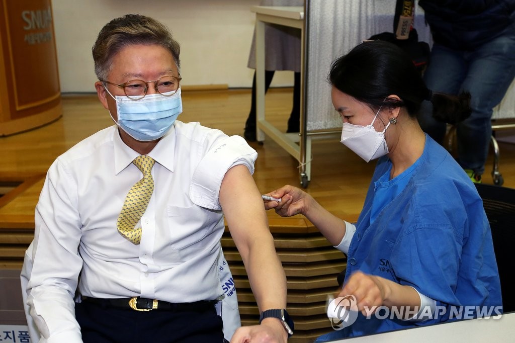 백신 접종받는 김연수 서울대병원장