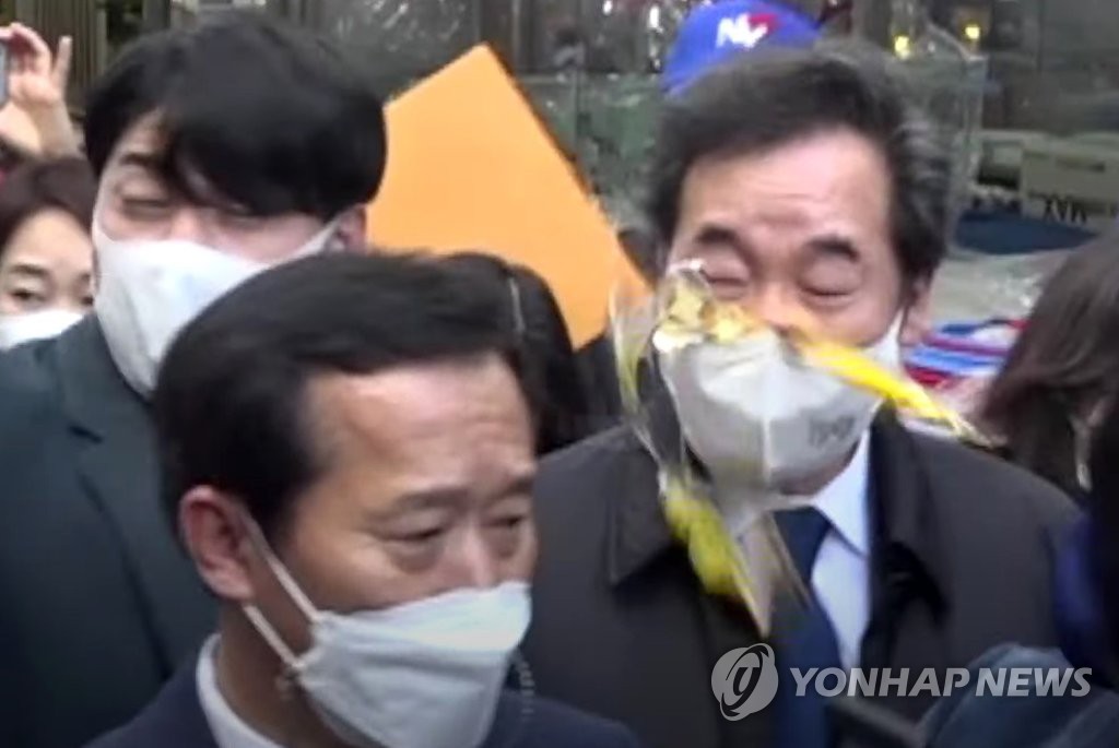 얼굴에 달걀 맞는 이낙연 대표