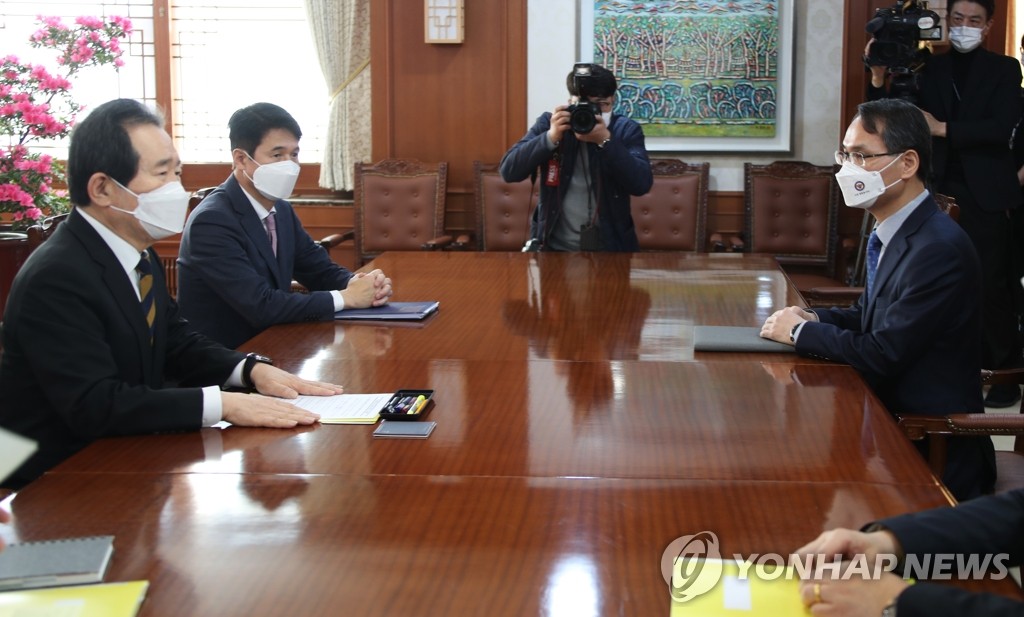 Prime Minister Chung Sye-kyun (L) meets with Nam Gu-jun (R), inaugural chief of the police's National Office of Investigation, at the prime minister's office in Seoul on March 8, 2021. (Yonhap)