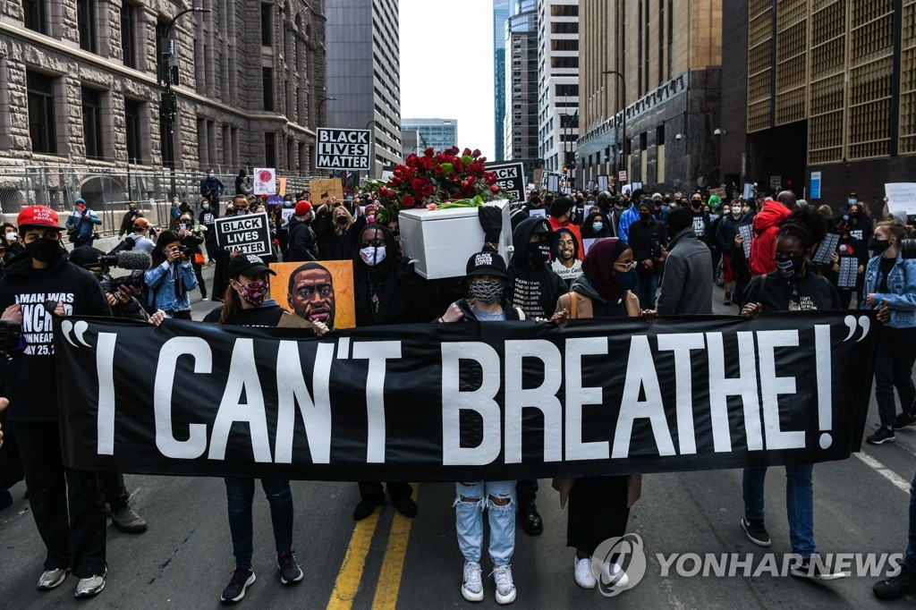 '숨을 쉴 수 없다'…플로이드 살해 경관 처벌 촉구 시위
