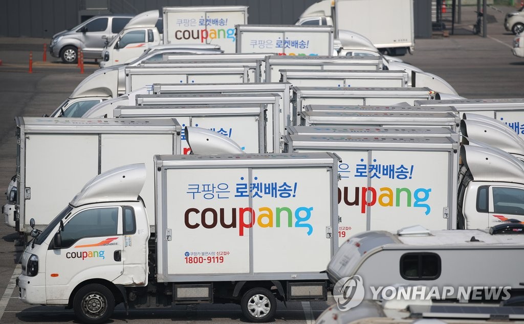 지난해 3월 10일 오전 서울 서초구의 한 주차장에 세워진 쿠팡 배송 차량. [연합뉴스 자료사진]