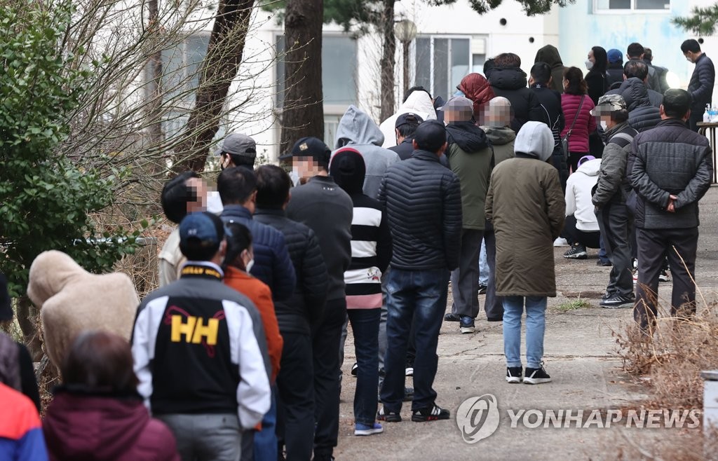 외국인 전용 임시선별검사소에 아침부터 긴 줄