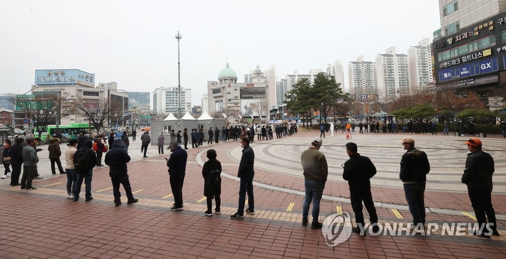 코로나19 신규 확진자 닷새 연속 400명대... 붐비는 선별진료소