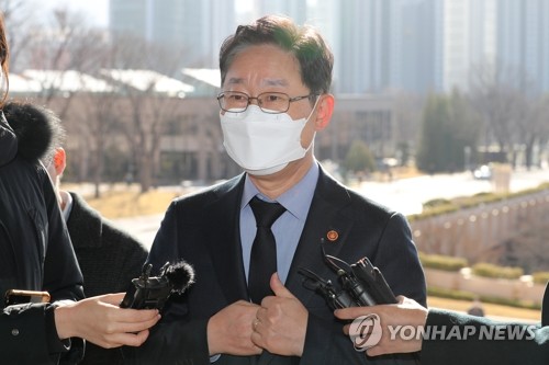 취재진 질문에 답하는 박범계 법무부 장관