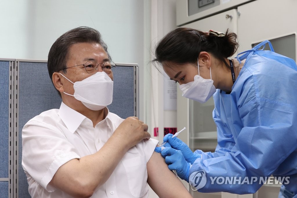 코로나 백신 접종하는 문 대통령
