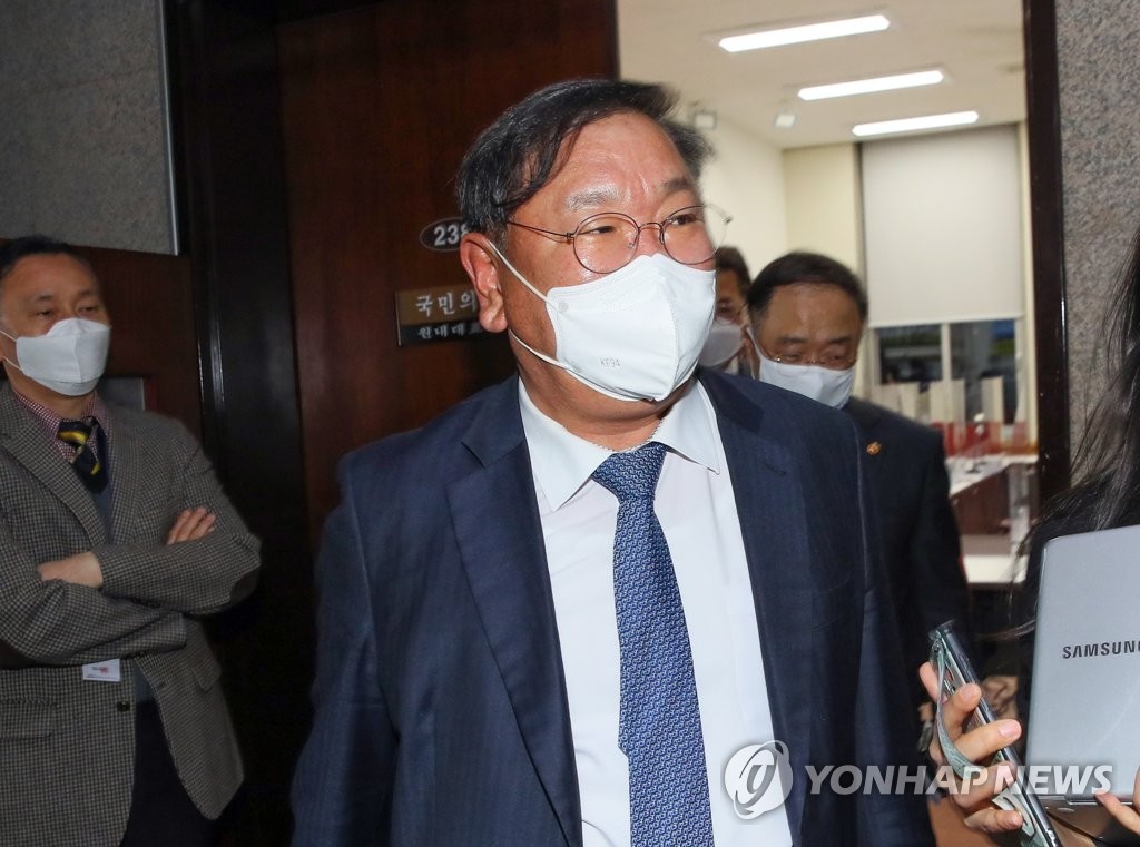 추경 합의 후 국민의힘 원내대표실 나서는 김태년 홍남기