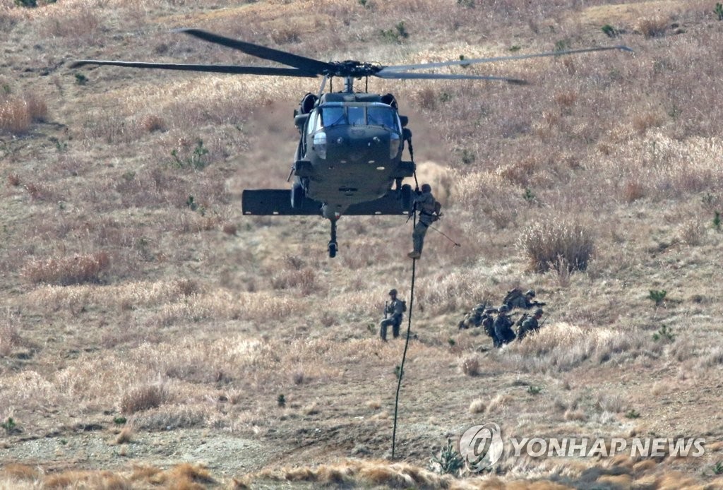 헬기에서 내리는 미군