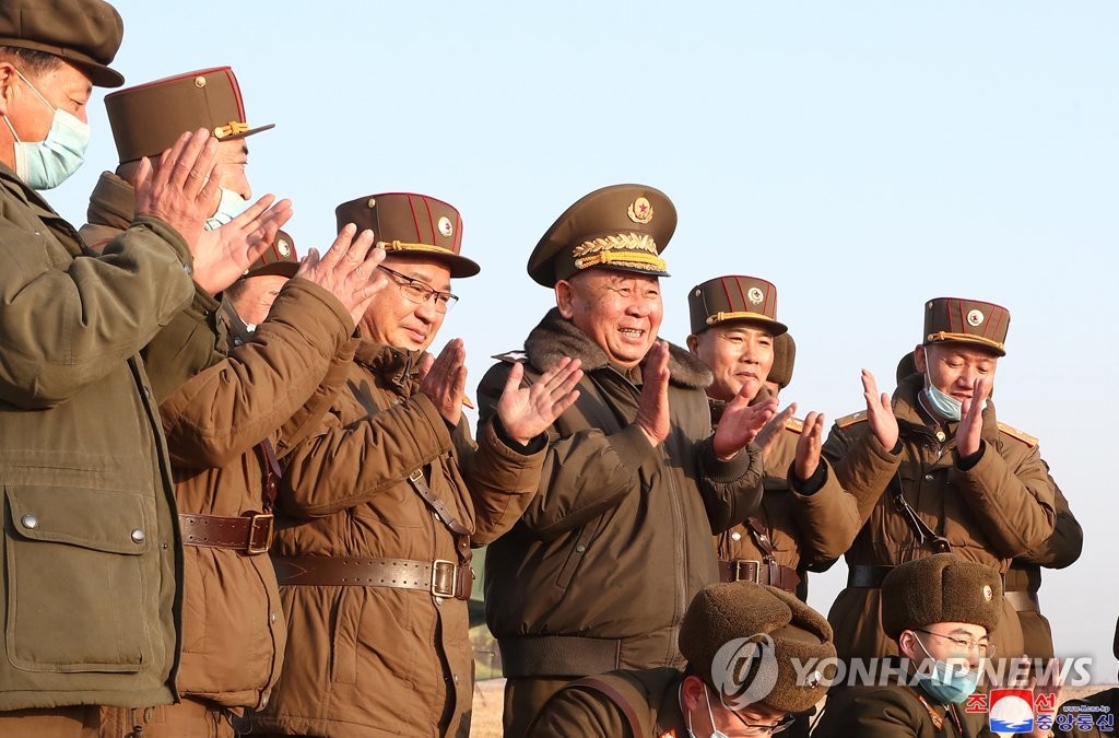 탄도미사일 발사 보며 손뼉 치는 리병철 북 중앙군사위원회 부위원장