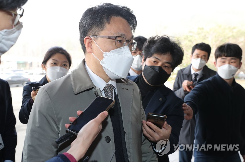 질문받는 김진욱 공수처장