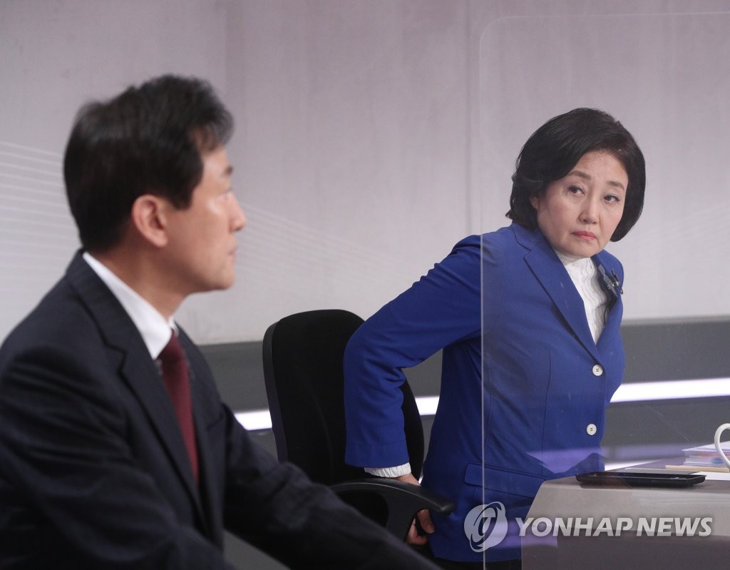 토론 준비하는 박영선-오세훈