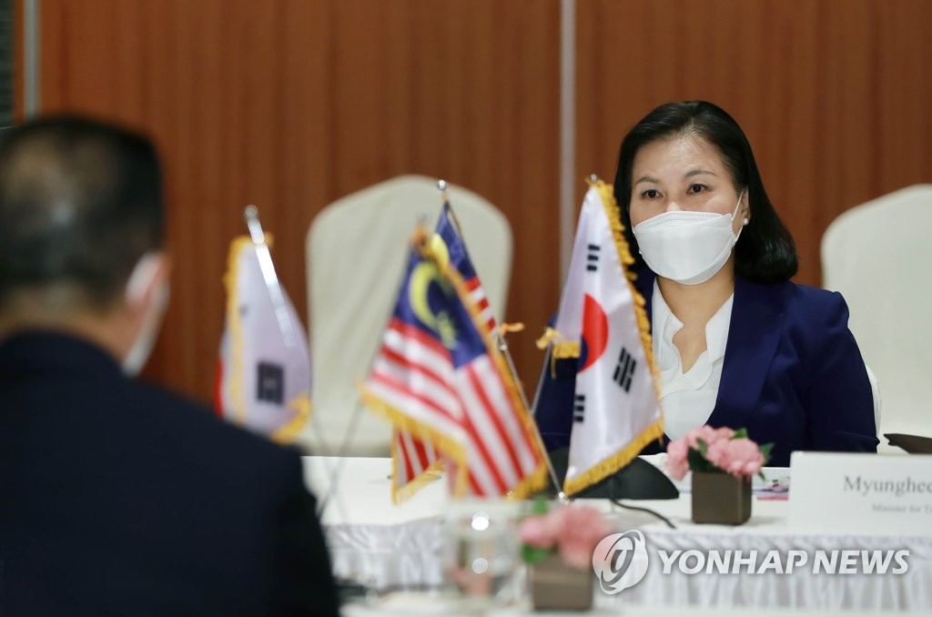 말레이시아 통상장관과 면담하는 유명희 본부장