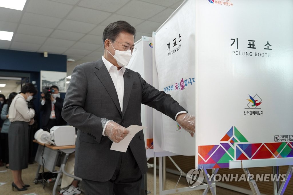 President Moon Jae-in enters a polling booth for early voting at the Samcheongdong community center in Seoul on April 2, 2021, five days ahead of the Seoul mayoral by-election. (Yonhap)