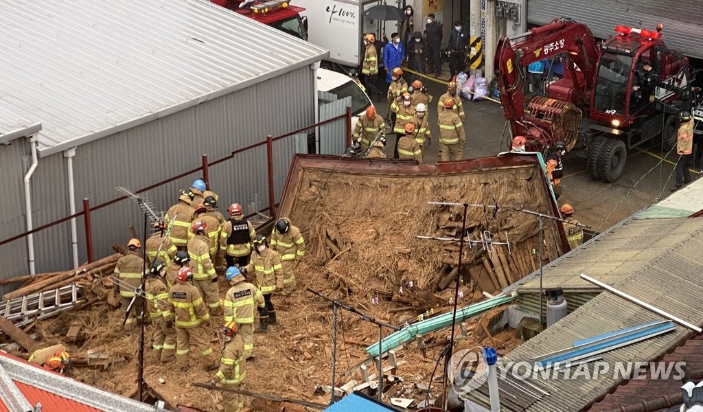 광주서 공사 중 주택 붕괴…매몰자 구조