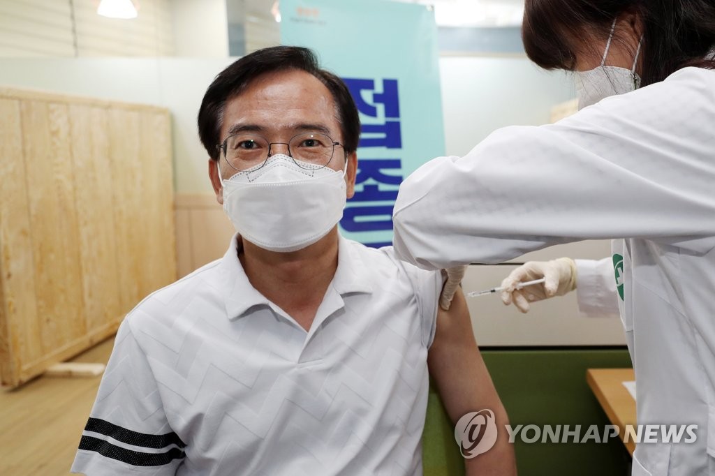AZ 백신 접종하는 김삼호 광주 광산구청장