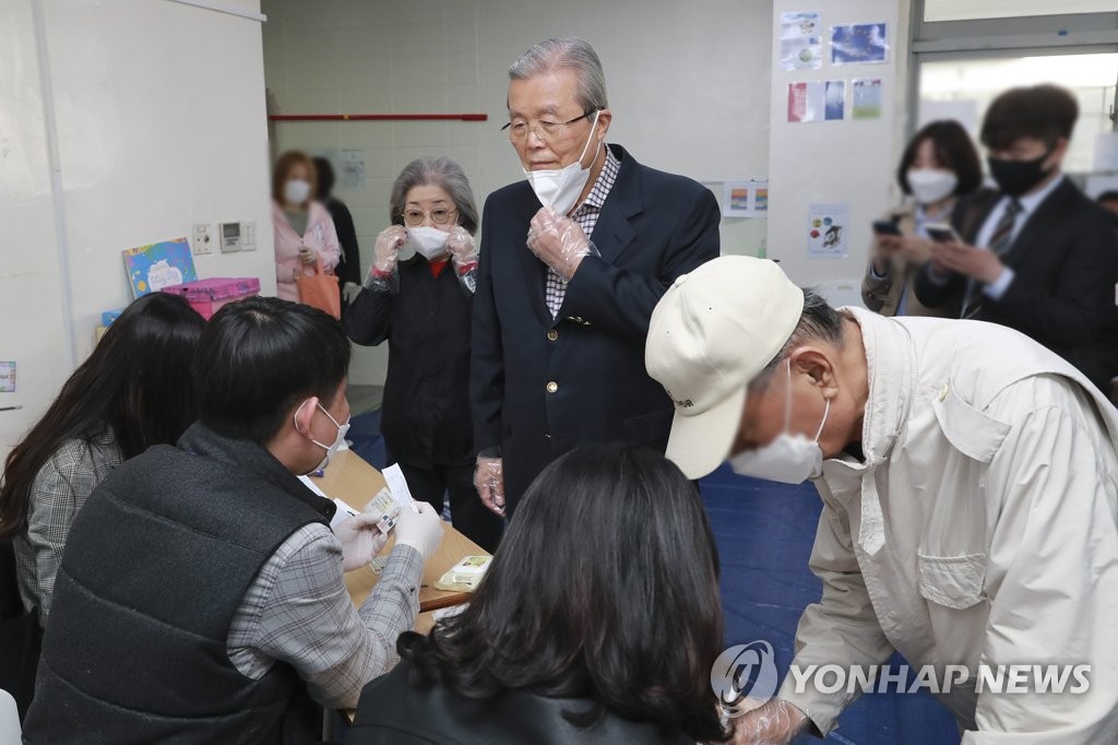 한 표 행사 나선 국민의힘 김종인 비대위원장