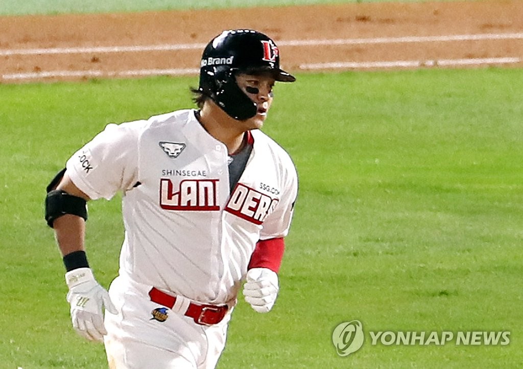 Choo Shin-soo of the SSG Landers rounds the bases after hitting a solo home run off Nick Kingham of the Hanwha Eagles in the bottom of the third inning of their Korea Baseball Organization (KBO) regular season game at Incheon SSG Landers Field in Incheon, 40 kilometers west of Seoul, on April 8, 2021. (Yonhap)