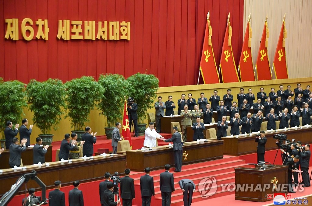 김정은, 모범 '당 최말단 책임자' 세포비서에 표창장 수여