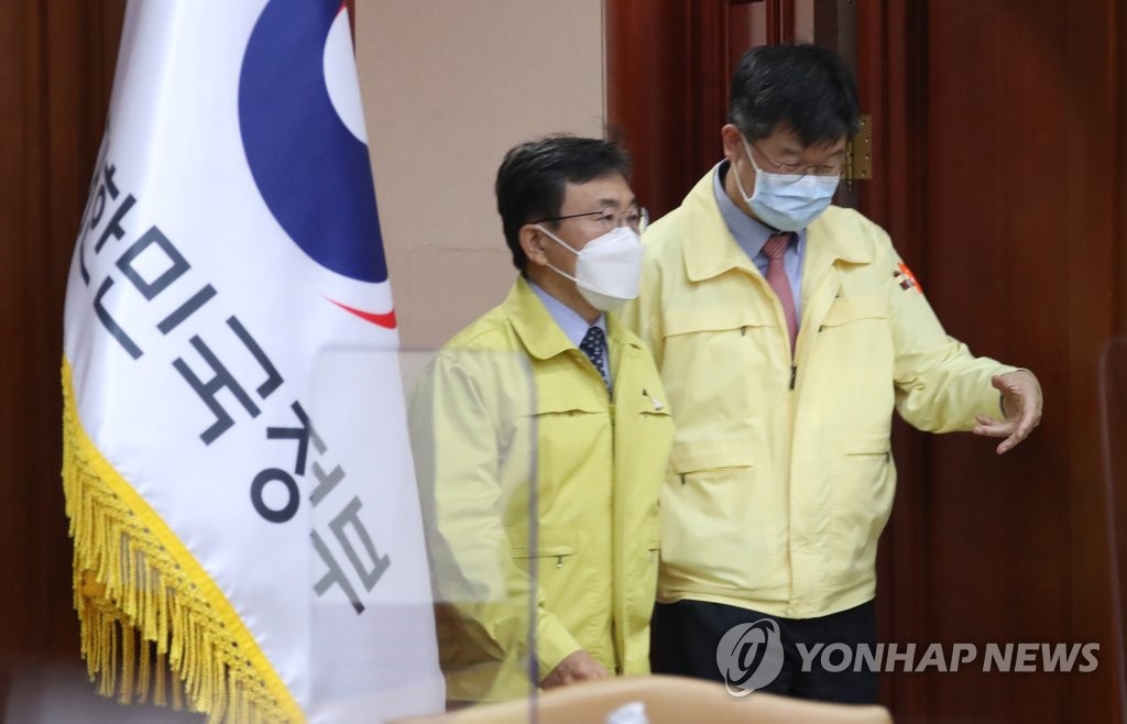 중대본 회의 참석하는 권덕철 장관
