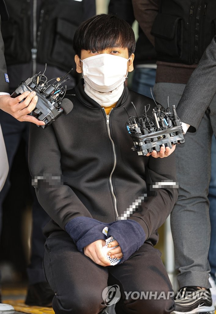 피해자들에게 사죄하는 김태현