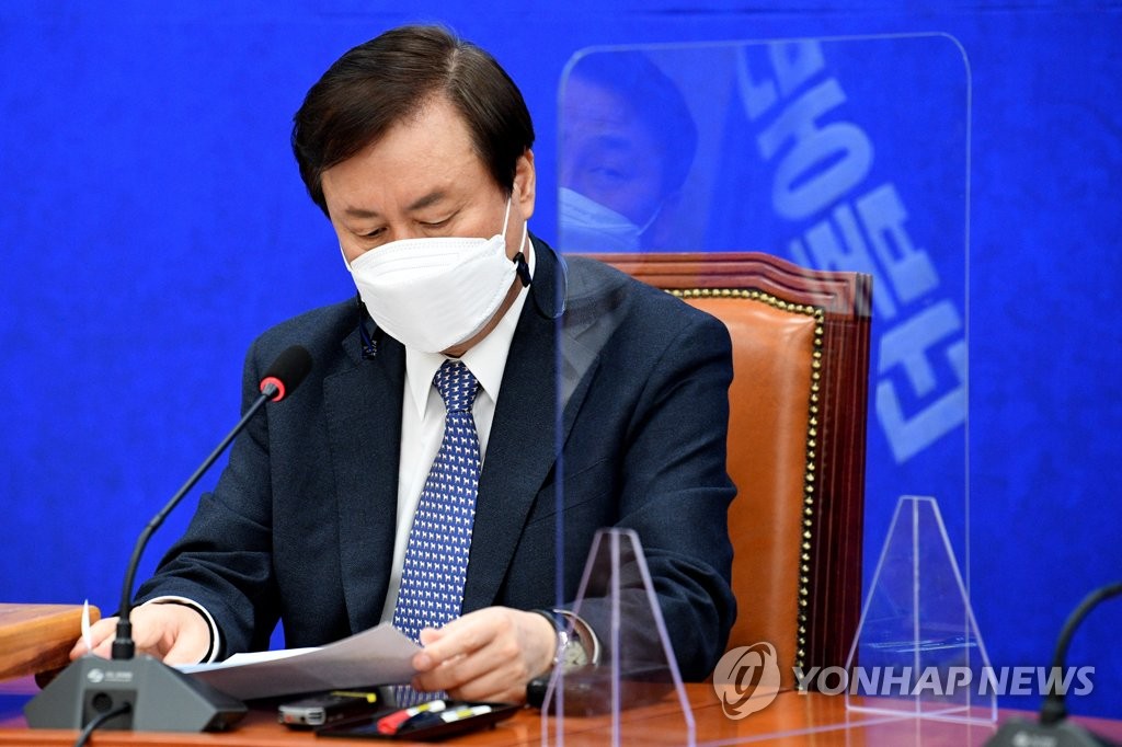 자료검토하는 민주당 도종환 비대위원장
