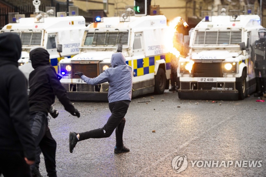 폭죽ㆍ돌 던지며 경찰과 대치하는 북아일랜드 민족주의자들