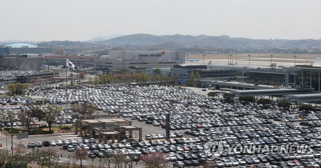 코로나 확산 속 차량 가득한 김포공항 주차장