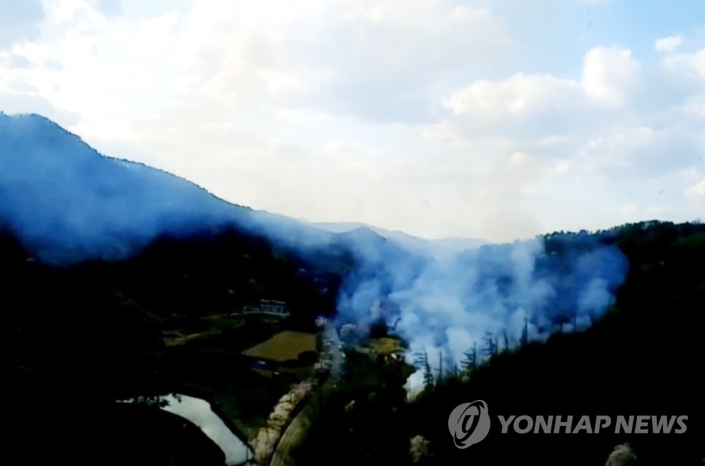 원주 야산서 불…솟구치는 연기