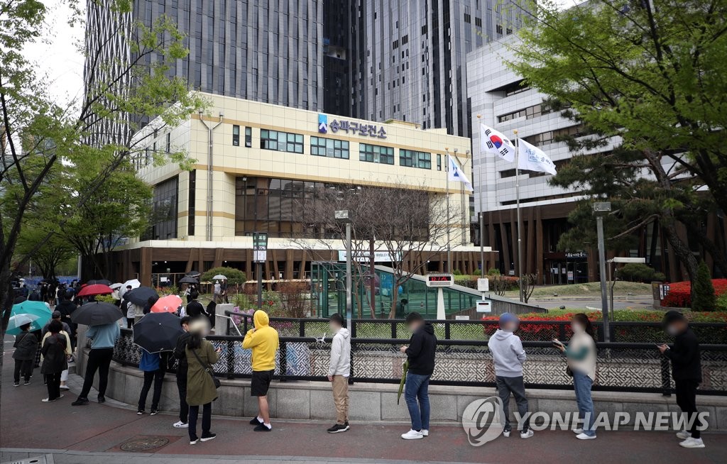 코로나19 확산세 지속…빗속 검사 기다리는 시민들