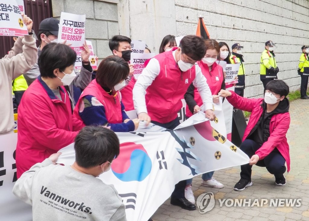 퍼포먼스 펼치는 진보당 부산시당