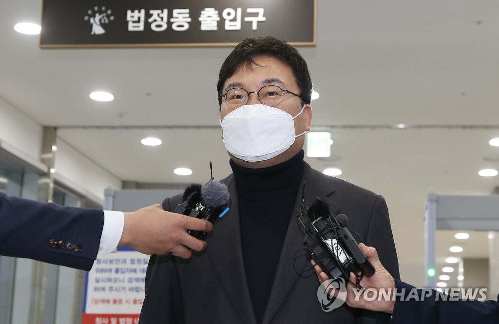 취재진 질문에 답하는 이상직 의원