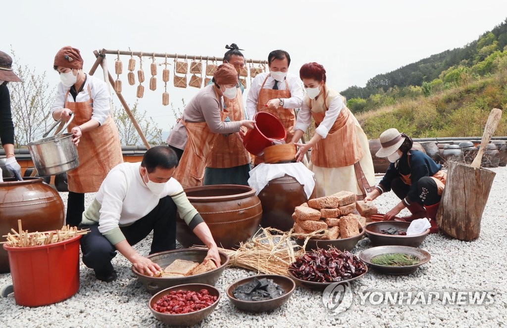 전통방식으로 장 담그기