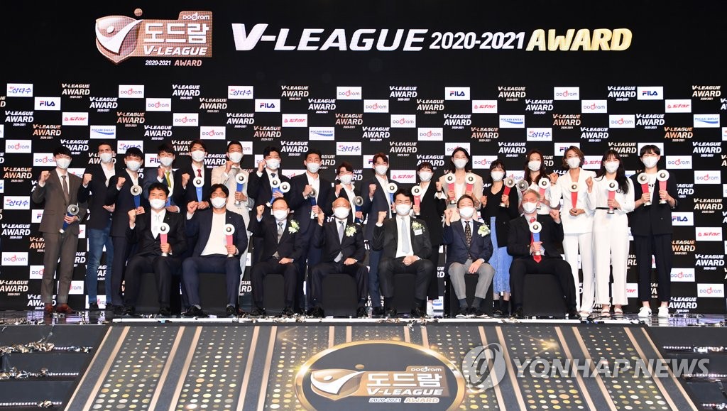 기념 촬영하는 도드람 2020-2021 V-리그 정규리그 수상자들