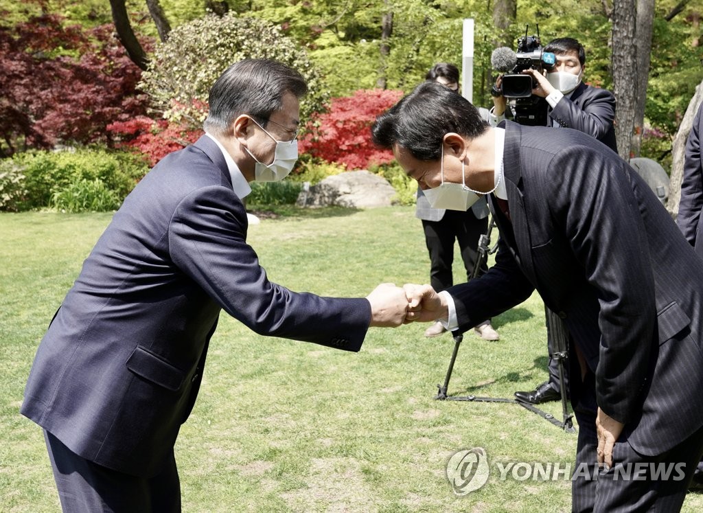 청와대에서 인사하는 문 대통령과 오세훈 시장