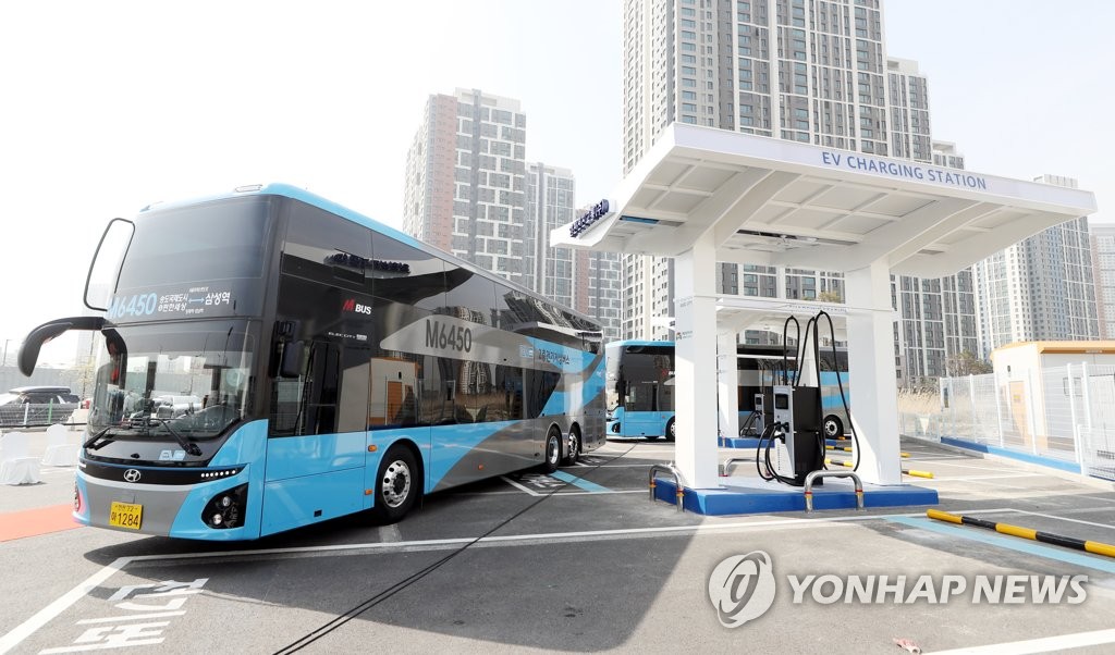 電気バスを公開 電気バスを公開