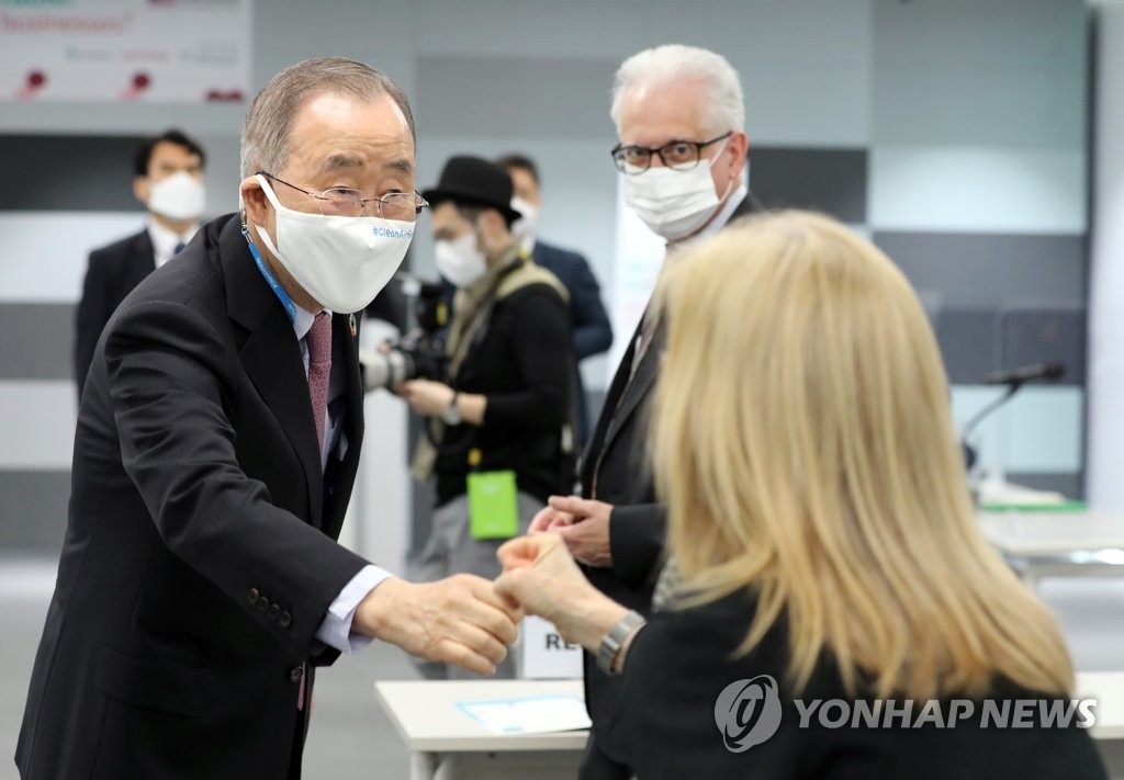 인사하는 반기문 GGGI 의장