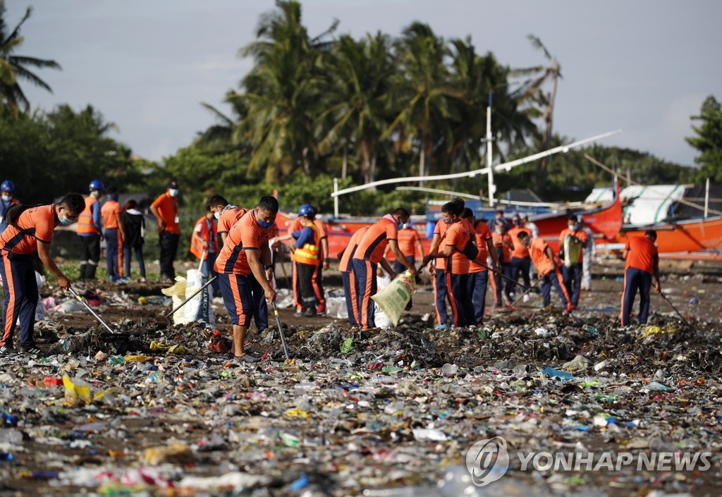 '지구의 날' 맞아 쓰레기 치우는 필리핀 해양경비대