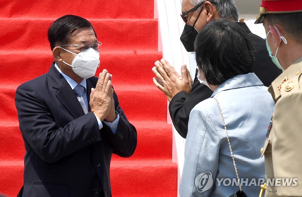 아세안 회의 참석차 인니 공항 도착한 미얀마 최고사령관