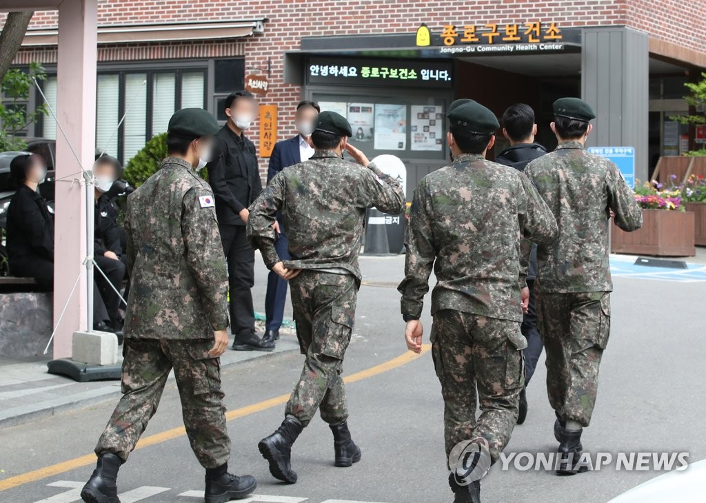 선별진료소로 향하는 군 장병